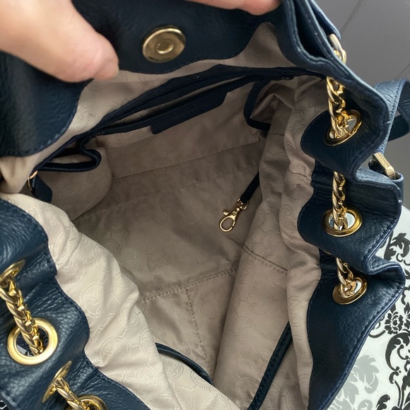 Handbag - Picture 2 of 3